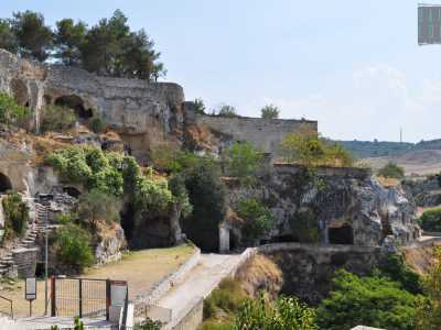 Facciamo un salto nel vicino centro informazioni per sapere quando visitare le chiese rupestri di San Michele alle grotte (nell'immagine) e Santa Maria della Stella, ma con dispiacere veniamo a sapere che l�ingresso � a pagamento (3 euro a sito), persino per i giornalisti